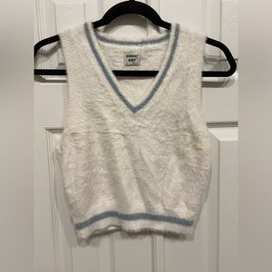 New! Aritzia Sunday Best Tia fluffy v-neck sweater vest fuzzy size 2XS white